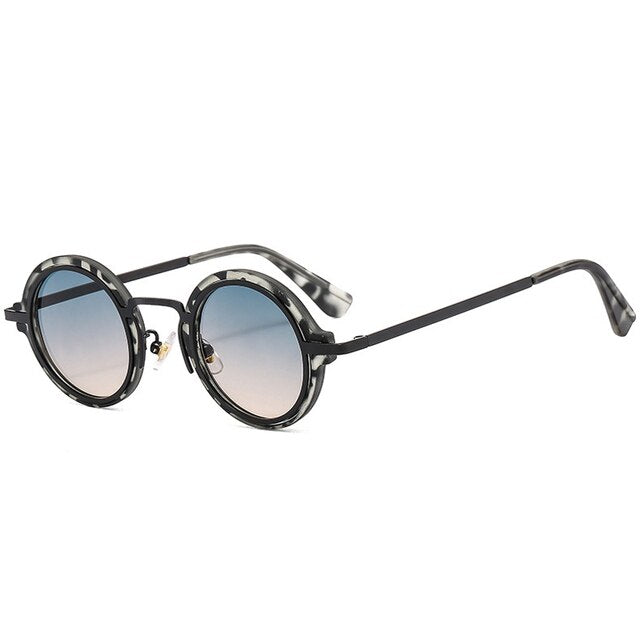 Lunettes de soleil punk tendance.