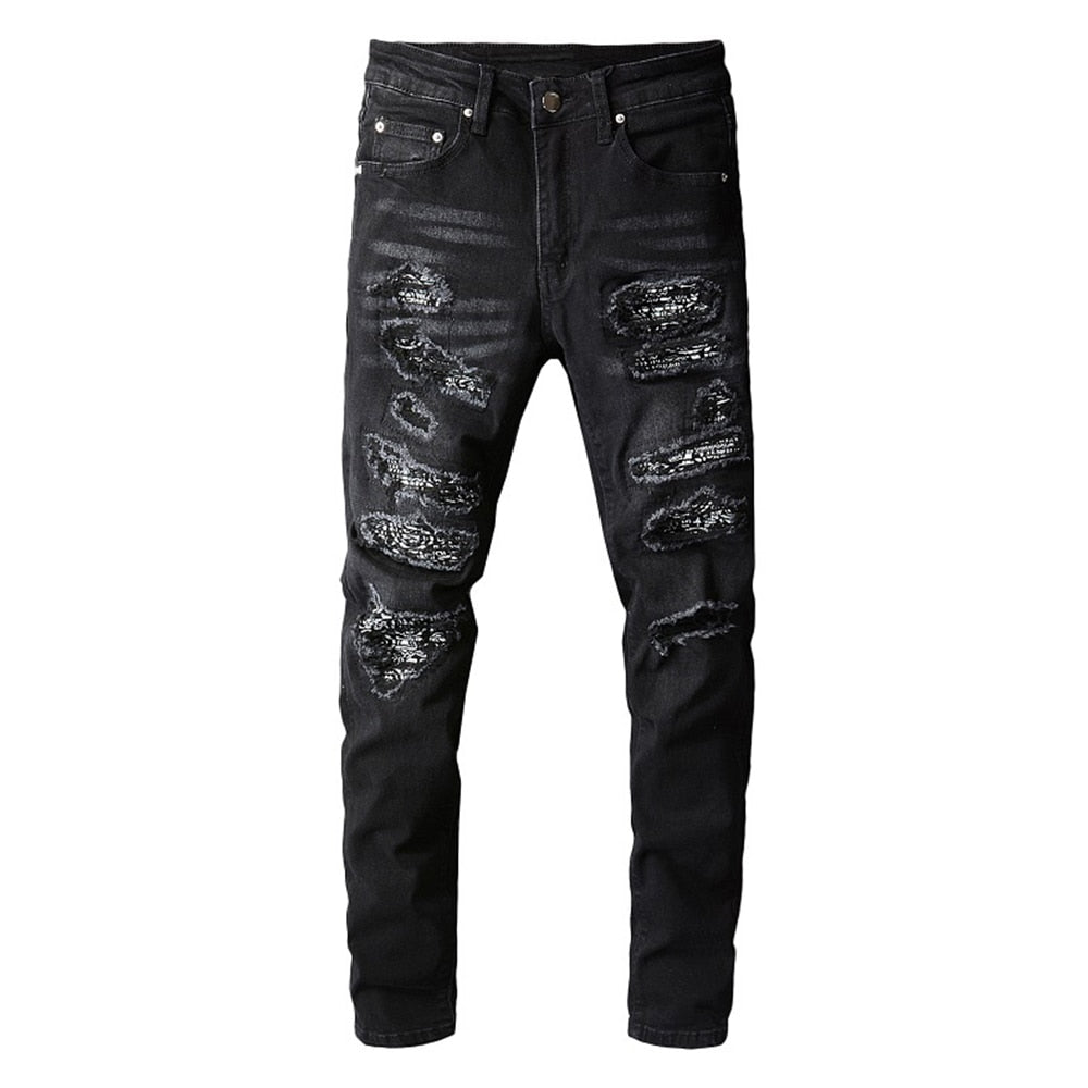 Zwarte bandana gescheurde jeans